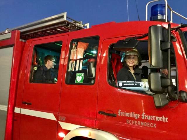 Charlotte Quik MdL mit Gregor Sebastian, dem Leiter der Schermbecker Feuerwehr