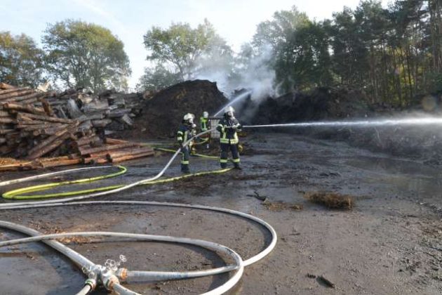 Feuerwehr Schermbeck Gahlen im Einsatz in einer Holzfirma in Gahlen