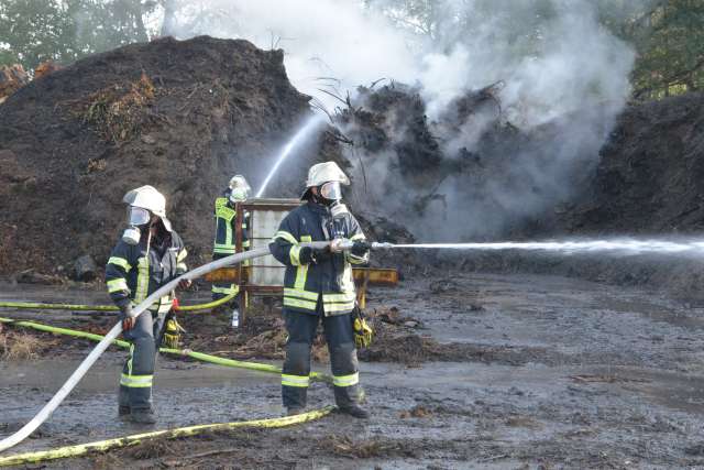 Schermbecker und Gahlener Feuerwehr bekämpfen Brand