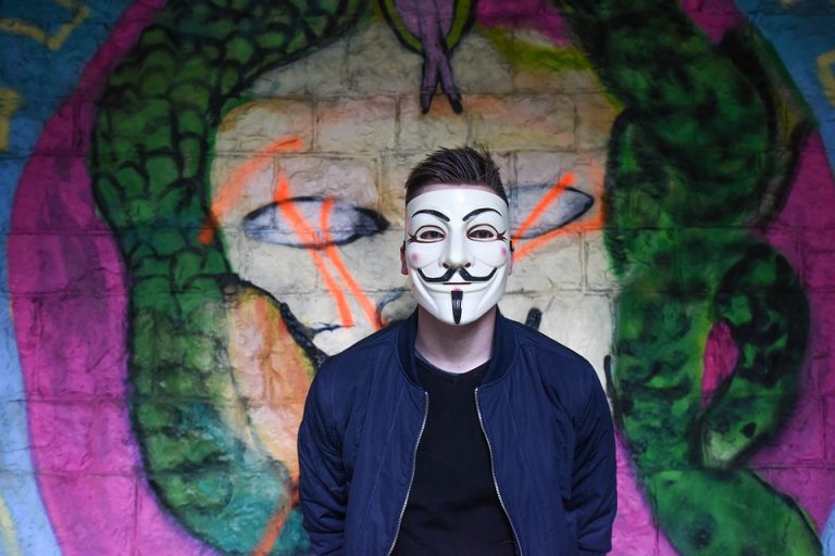 Anonymer Hacker im Netz