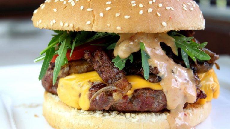 Die Frau am Grill: Zwiebel Champignon Cheeseburger im BLT-Style