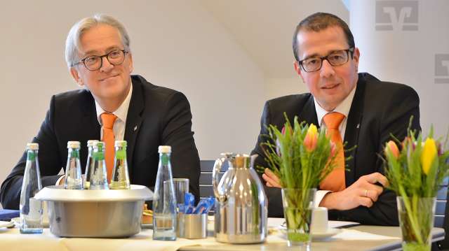 Volksbank Schermbeck Vorstände Rainer Schwarz und Norbert Scholtholt (r.). Foto: Petra Bosse