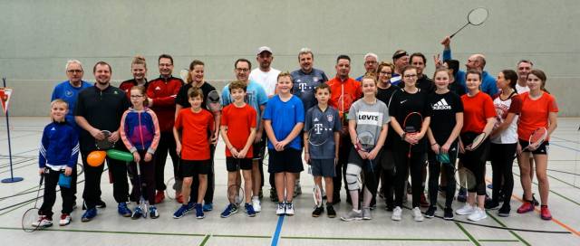 Eltern treten gegen Kinder beim Badmintonturnier an
