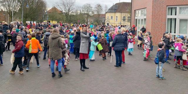 Schermbecker Grundschüler feiern am Rathaus Karneval