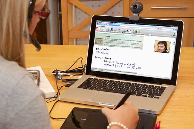 Die Nachhilfelehrer erreichen ihre Schüler via Headset und Webcam.
Foto: djd/Studienkreis GmbH