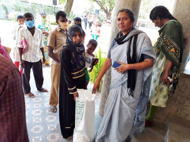 Lebensmittelausgabe in Ponogudu Indien St. Ludgerus Schermbeck
