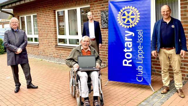 Projekt „Rotary verbindet“ – Club Lippe-Issel übergibt ersten Laptop