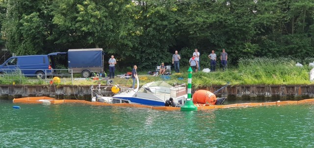 Yacht aus Wesel-Datteln-Kanal geborgen