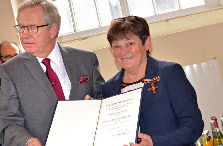 Hildegard Franke erhält das Verdienstkreuz am Bande