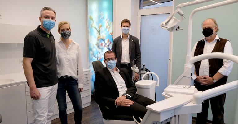 Volksbank Schermbeck übergibt offiziell Schlüssel an Zahnarztpraxis