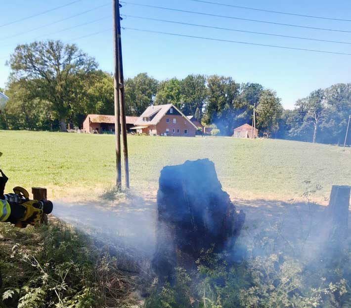 Brennender Baumstumpf Feuerwehr Schermbeck
