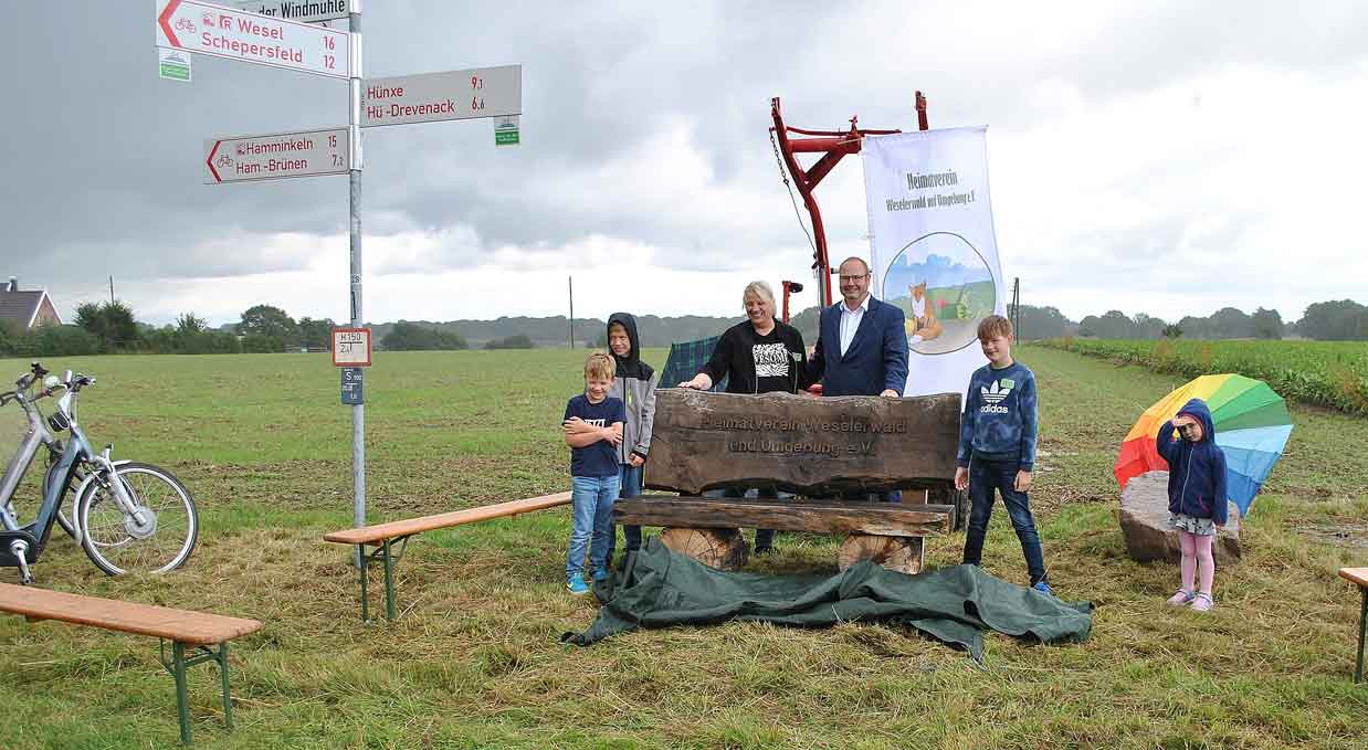 Ruhebank im Weselerwald  mit Regenwasser eingeweiht