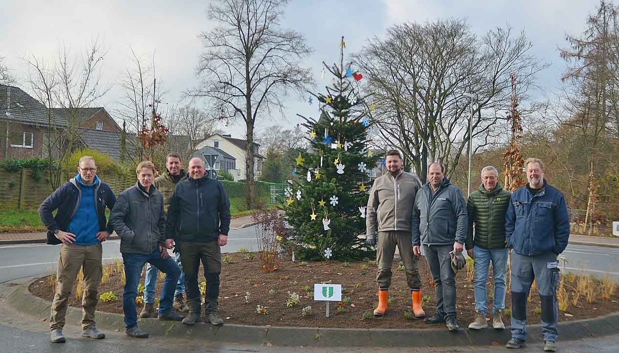 Kreisverkehr in Altschermbeck ist fertig – Weihnachtsbaum steht