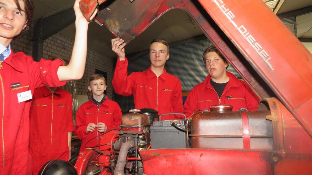 Alter-Porsche-Traktor-wird-restauriert-Gesamtschule-Schermbeck-