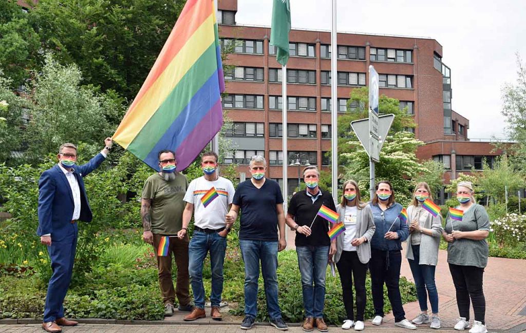 Regenbogenflagge-vor-dem-Kreishaus-Wesel