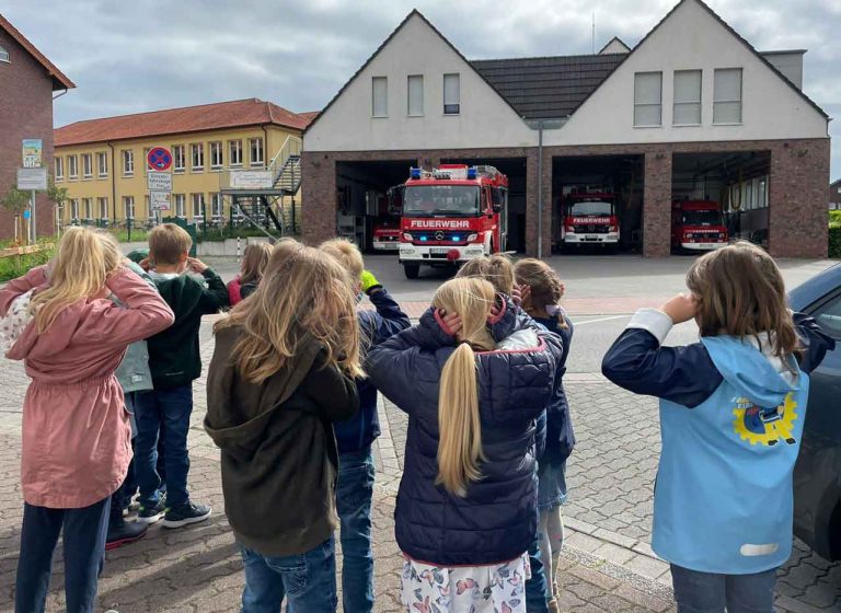 Kinder lernen Schermbecker Feuerwehr kennen