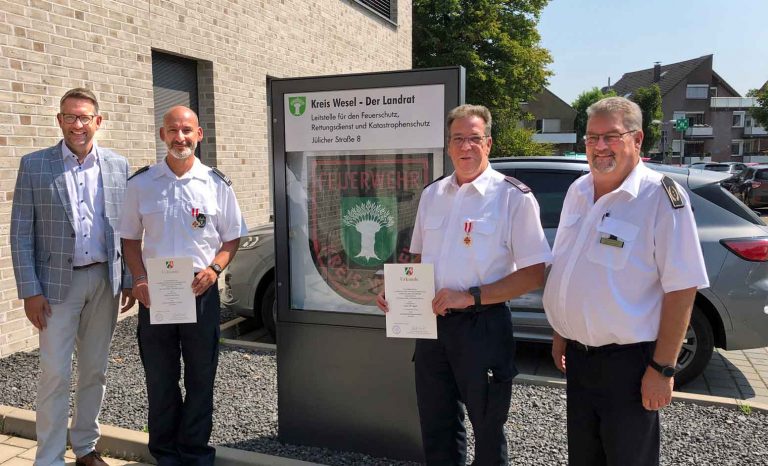 Landrat Ingo Brohl händigt Feuerwehrehrenzeichen aus