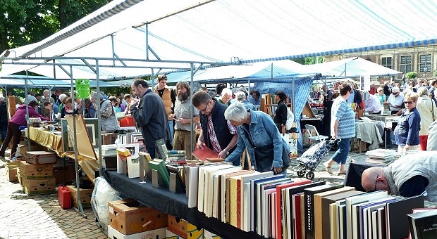 Der 16. Büchermarkt am Schloss Raesfeld mit 70 rund Antiquare und private Händler