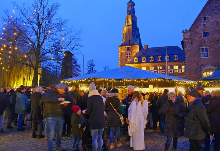 Adventsmarkt mit seiner unvergleichbaren Atmosphäre am Schloss Raesfeld
