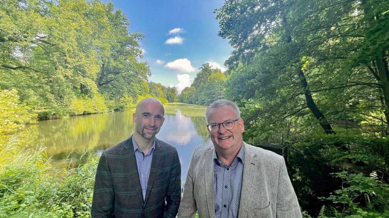 Christian Große Kreul von der-Korte Stiftung und-Bürgermeister Martin-Tesing-im-Tiergarten-nach-Verkaufsabschluss