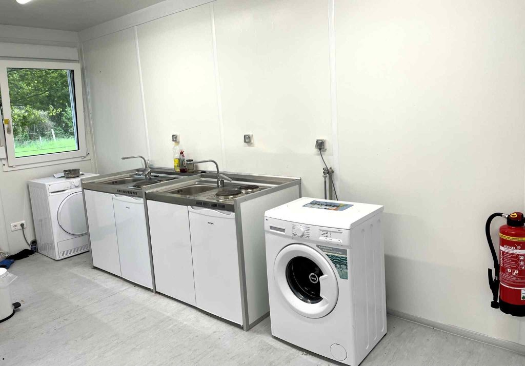 Küche und Waschen Wohncontainer für Flüchtlinge in Schermbeck