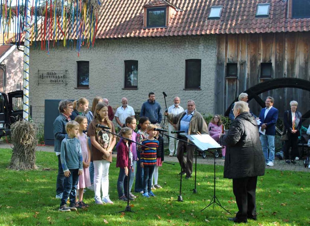 Der-Kinderchor-Gahlen-2023-beim-Erntedankfest