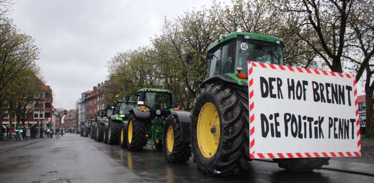 Massive Verkehrsstörungen: Versammlung der Landwirte und Warnstreik ÖPNV am Montag