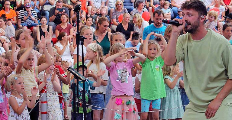 Kindersaenger-Nilsen-beim-Familientag-der-Sparkasse-Vest-in-Dorsten-2024