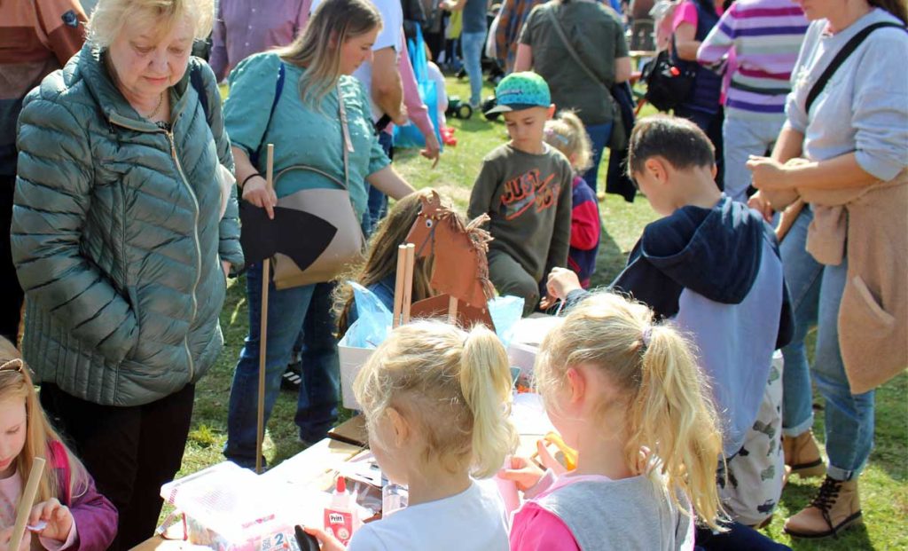 Aktion für Kinder auf dem Bauernmarkt in Besten