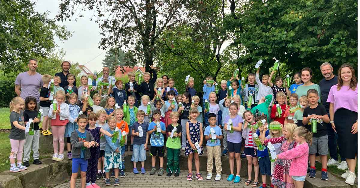Grundschüler in Schermbeck erhalten neue Trinkflaschen
