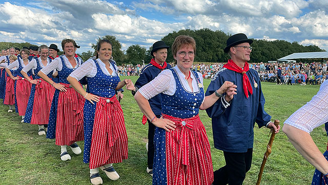 Trachtenschützenfest Üfte-Overbeck 2024 Sonntag Tänze und Musik