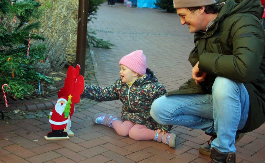 Adventlich geschmückte Mittelstraße beim Weihnachtsmarkt 2024
