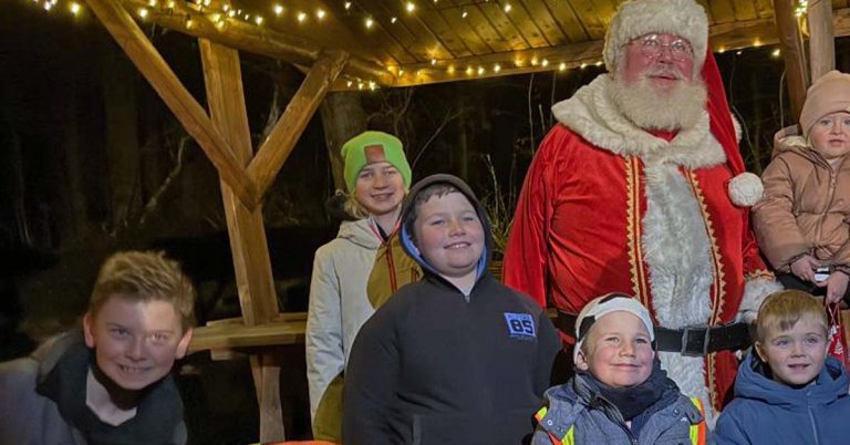 Weihnachtsmann in der Nachbarschaft Erle Entenschnabel-Dämmerwald