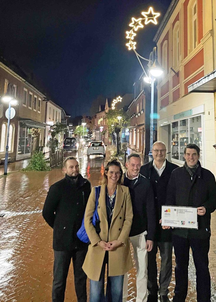 Werbegemeinschaft Schermbeck mit Wolfgang Lensing sorgten für neue Weihnachtsbeleuchtung