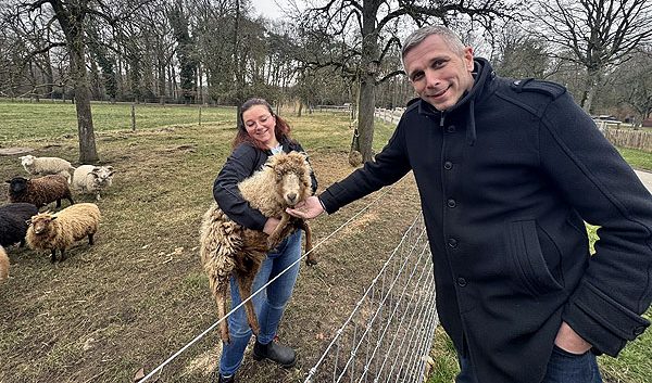Bundestagskandidat der CDU Kreis Wesel Sascha van Beek besucht landwirtschaftlichen Hof in Schermbeck (2)