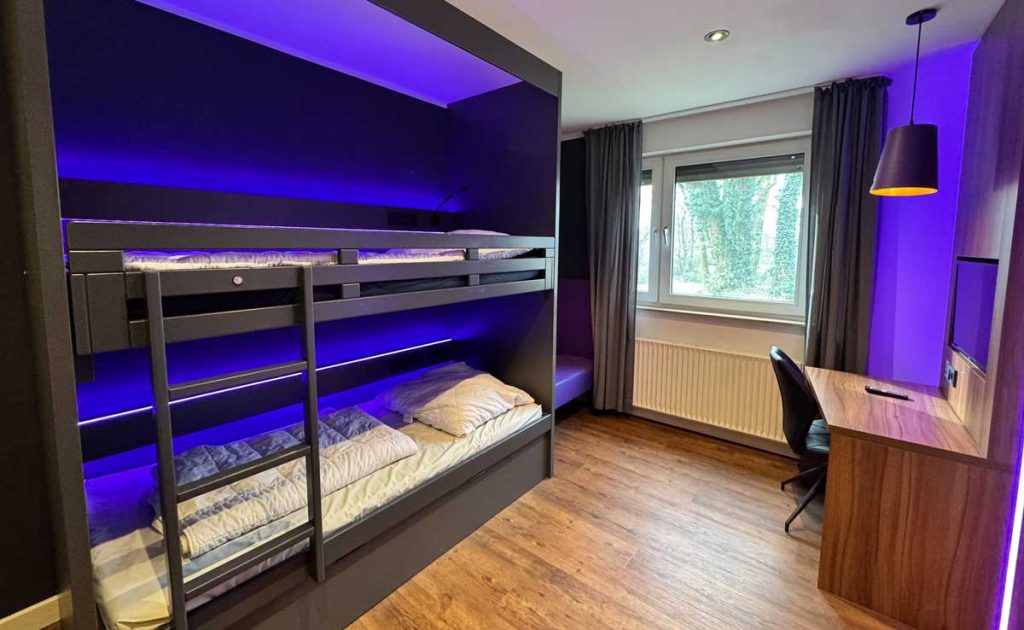 Modernes Zweit-Bett-Zimmer in der Ferienfreizeit Gahlen