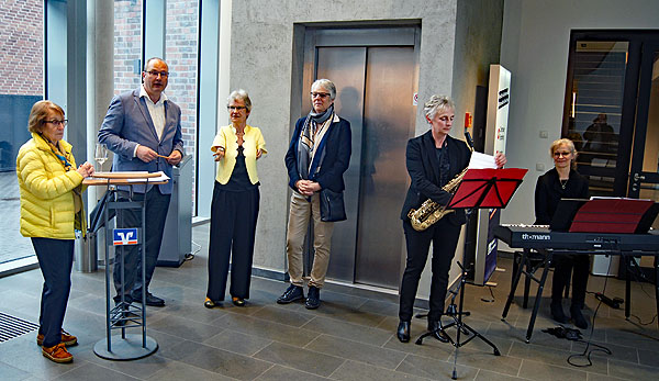 Ausstellung ‚Abschied (an)nehmen mit den Künstlerinnen Magdalena Starke und Gisela Rott in der Volksbank Schermbeck 