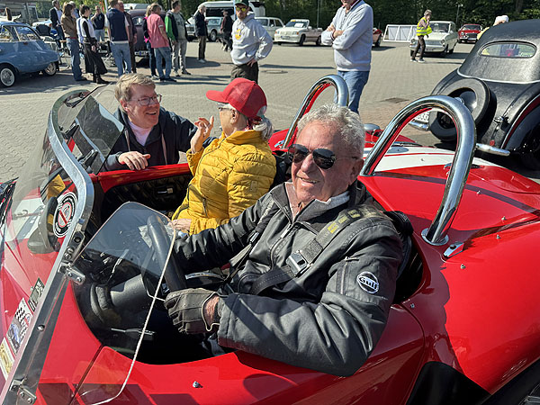 Dieter Hassdenteufel in seiner Cobra aus dem Jahre 1968. F