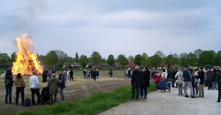 Osterfeuer in Bricht 2025