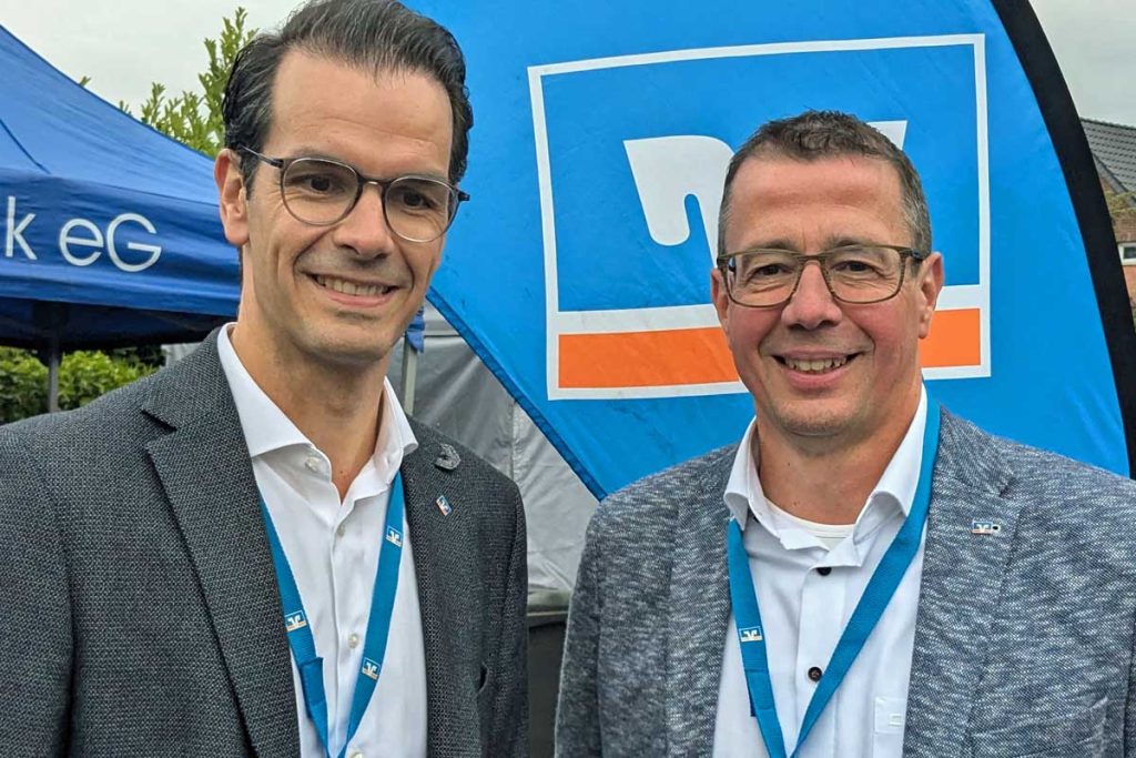 Die Vorstandsmitglieder der Volksbank Schermbeck Stefan Korte und Norbert Scholtholt