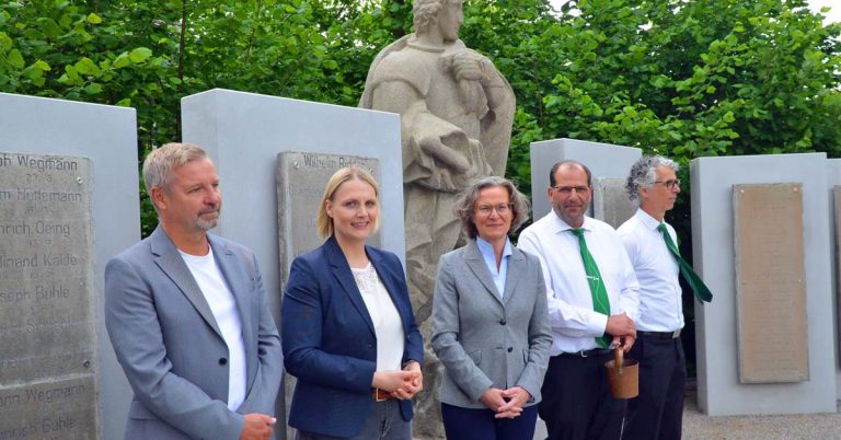 Einweihung Ehrenmal Altschermbeck mit Ministerin Scharrenbach