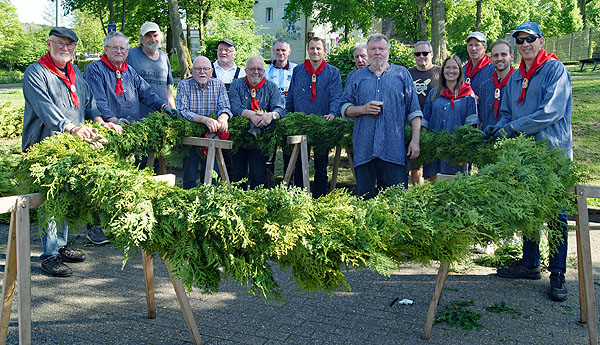 Frühlingserwachen mit Tradition in Gahlen - Maikranz binden, Musik genießen, Lippebräu zapfen