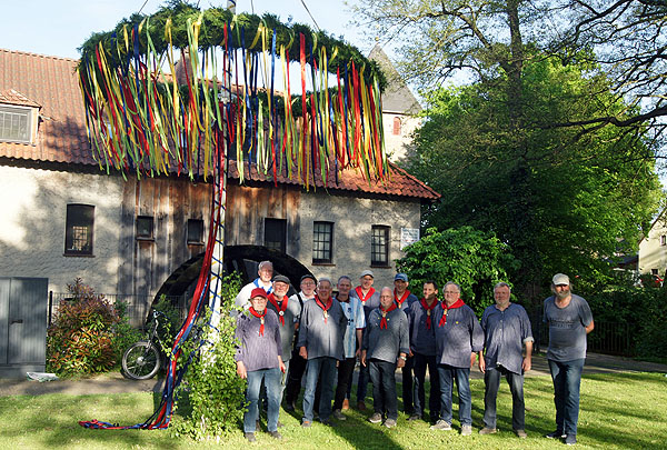 Frühlingserwachen mit Tradition in Gahlen - Maikranz binden, Musik genießen, Lippebräu zapfen