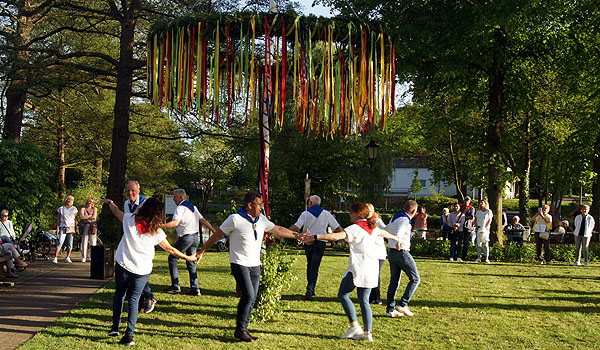 Frühlingserwachen mit Tradition in Gahlen - Maikranz binden, Musik genießen, Lippebräu zapfen