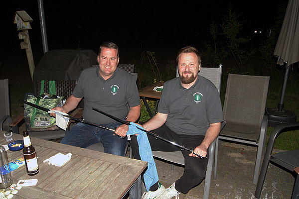 Gerold Dieckmann und Pierre Hellwig beim Säbelputzen