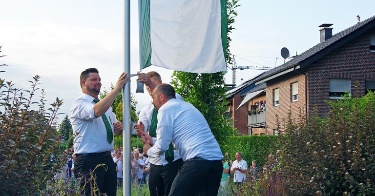 Fahne aufhängen - Kilian Schützenfest 2025 Alterschermbeck