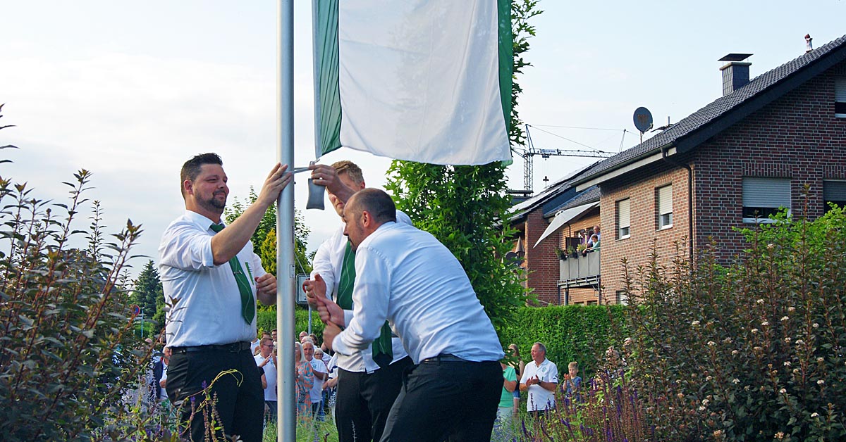 Fahne aufhängen - Kilian Schützenfest 2025 Alterschermbeck