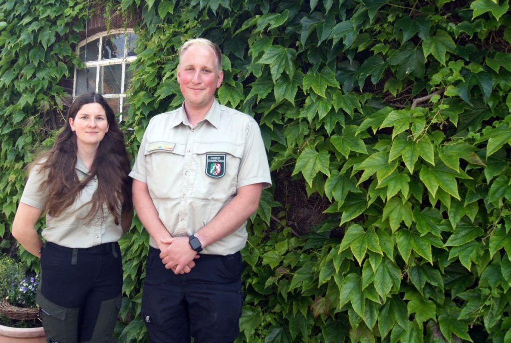 Försterin Daniela Beidermühle und Ranger Tim Viefhaus