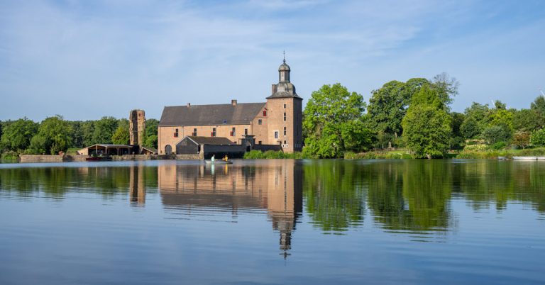 Ein wunderschönes Ensemble bilden Schloss Tüschenbroich und die Mühle