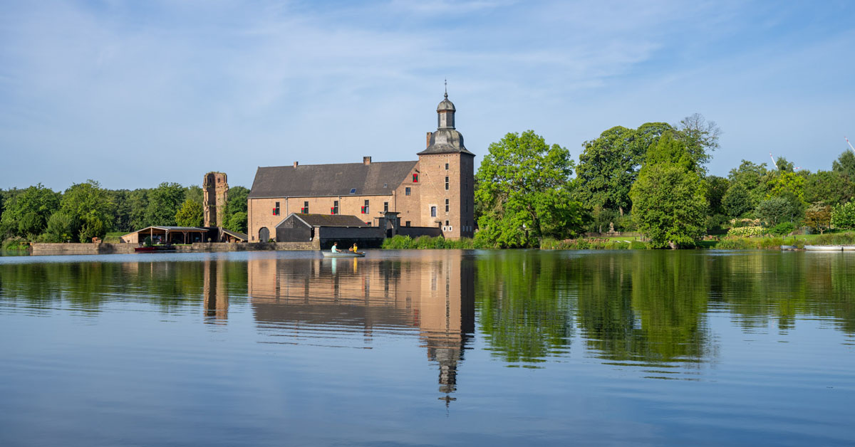 Ein wunderschönes Ensemble bilden Schloss Tüschenbroich und die Mühle